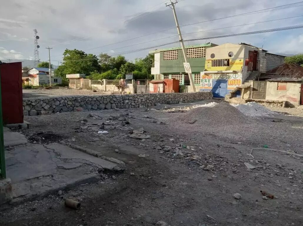 Banda de los 400 Mawozo inicia construcción de doble muro en la ruta nacional