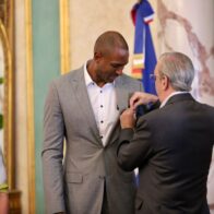 Abinader condecora a Al Horford con la Orden del Mérito de Duarte, Sánchez y Mella