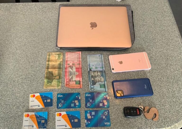 PN apresa a mujer por robo de vehículo, tarjetas bancarias y artículos electrónicos en SPM 8 | Noticias de hoy en República Dominicana PN apresa a mujer por robo de vehículo, tarjetas bancarias y artículos electrónicos en SPM