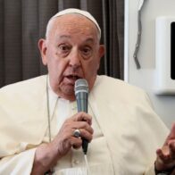 El papa les pide a los electores católicos estadounidenses que voten "el mal menor"
