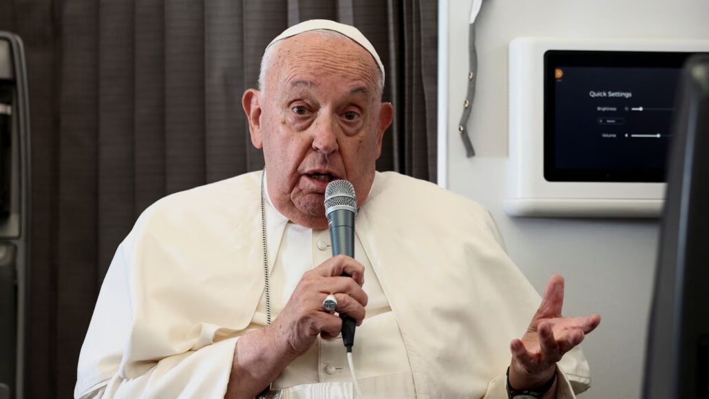 El papa les pide a los electores católicos estadounidenses que voten "el mal menor"