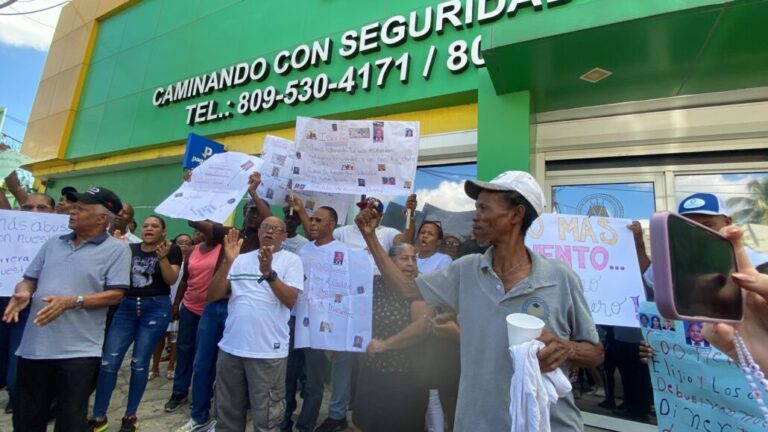 Protesta frente a Coop-Herrera: afectados exigen devolución de su dinero