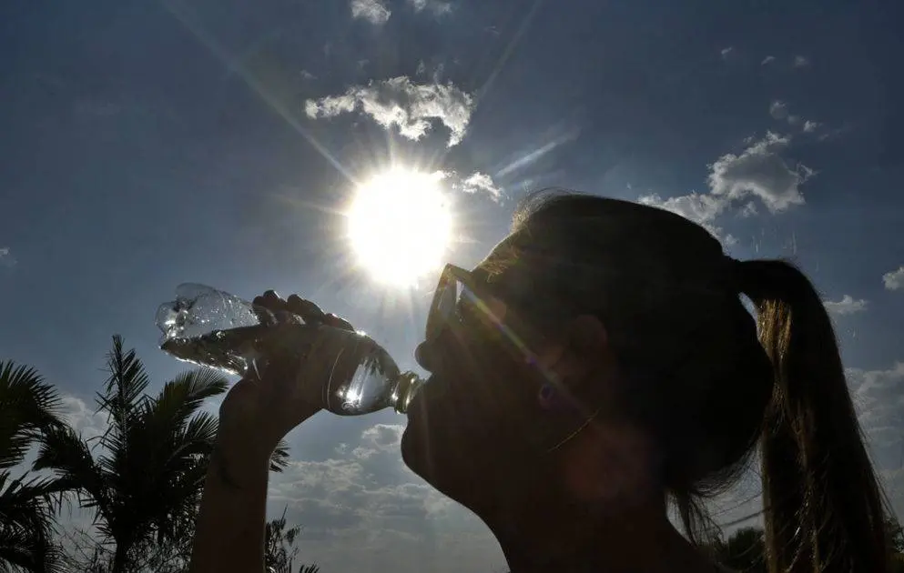 Calor extremo y lluvias aisladas dominarán el panorama meteorológico este jueves