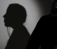 Hombre que drogaba a su mujer para que otros la violaran, alega enfermedad para no declarar