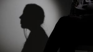 Hombre que drogaba a su mujer para que otros la violaran, alega enfermedad para no declarar