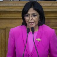 Vicepresidenta de Venezuela reitera RD adeuda 350 millones de dólares; exige a Abinader pagarla "sin dilación alguna"