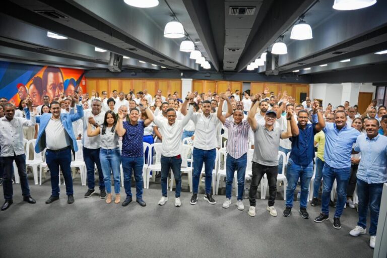La Juventud Revolucionaria Moderna (JRM) y el Frente Estudiantil Social Demócrata (FESD 16) eligieron este domingo a Pedro Martínez, conocido como "Fonsy", como el candidato a la presidencia de la Federación de Estudiantes Dominicanos (FED).