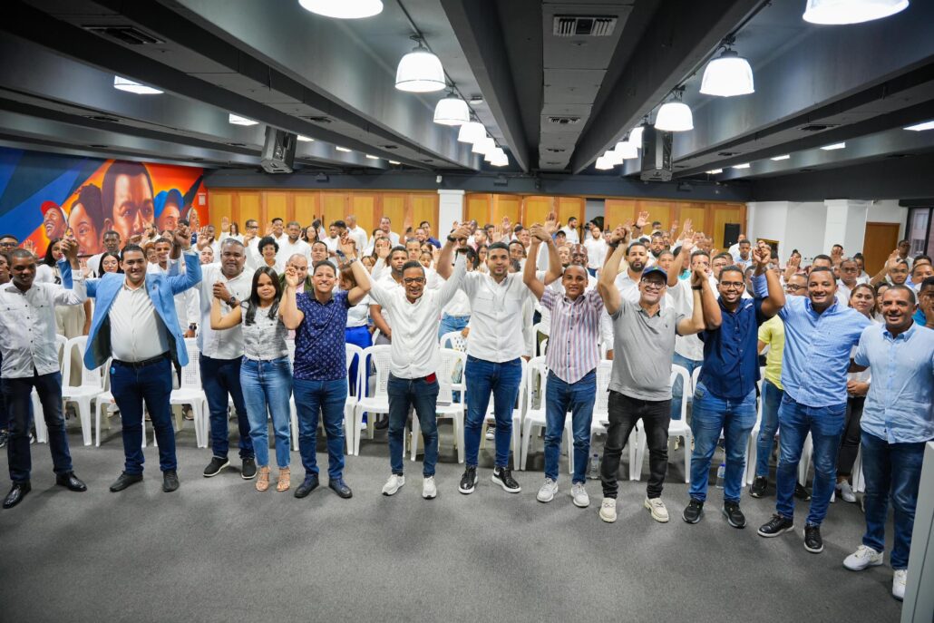 La Juventud Revolucionaria Moderna (JRM) y el Frente Estudiantil Social Demócrata (FESD 16) eligieron este domingo a Pedro Martínez, conocido como "Fonsy", como el candidato a la presidencia de la Federación de Estudiantes Dominicanos (FED).