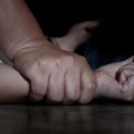 Un hombre dio a su esposa drogada a decenas de hombres para que la violaran