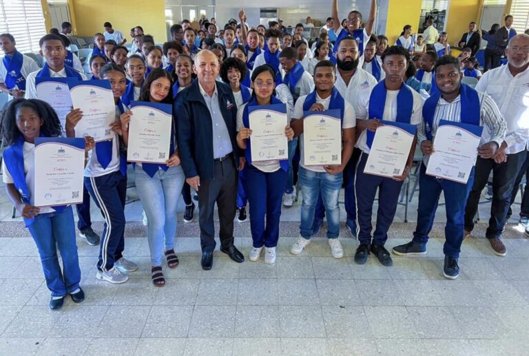 Imagen fuente externa. Centros Tecnológicos Comunitarios certifica a 400 jóvenes y adultos de las provincias de Azua y San Juan