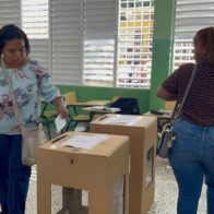 Inician con retraso votaciones de la ADP en Santiago
