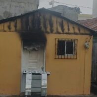 Fuego destruye una vivienda y afecta a otras en Santiago