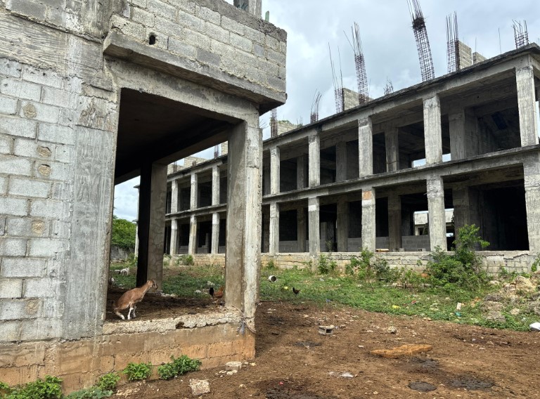 Haitianos paralizan construcciones en Bávaro y Punta Cana como respuesta a la marcha en Friusa