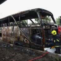 Autobús escolar con 44 pasajeros se incendia en Tailandia