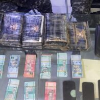 Policía incauta 10 paquetes de presunta cocaína y dinero en efectivo