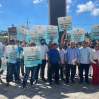 Trabajadores de Salinas protestan frente a Palacio Nacional en reclamo de 40 salarios pendientes