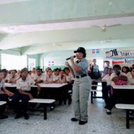 Policía de Antipandillas promueve la paz durante charla en Politécnico Colombina Canario en SDE