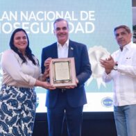 Abinader encabeza entrega de certificados a los primeros predios bioseguros de RD