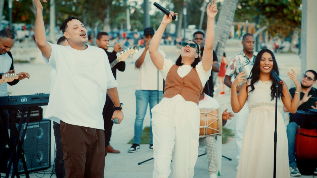 "Párate" , el nuevo tema musical de Propiedad de Dios junto a Karol Michelle