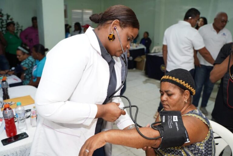 Desarrollo de la Comunidad realiza operativo médico en SDN 5 | Noticias de hoy en República Dominicana Imagen fuente externa. Desarrollo de la Comunidad realiza operativo médico en SDN