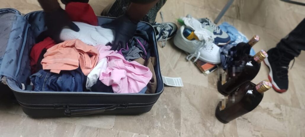 Ocupan tres botellas que simulaban ser de ron llenas de cocaína líquida; apresan colombiano