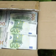 Hombre halla más de 63 mil euros en una caja abandonada en punto de reciclaje y lo devuelve