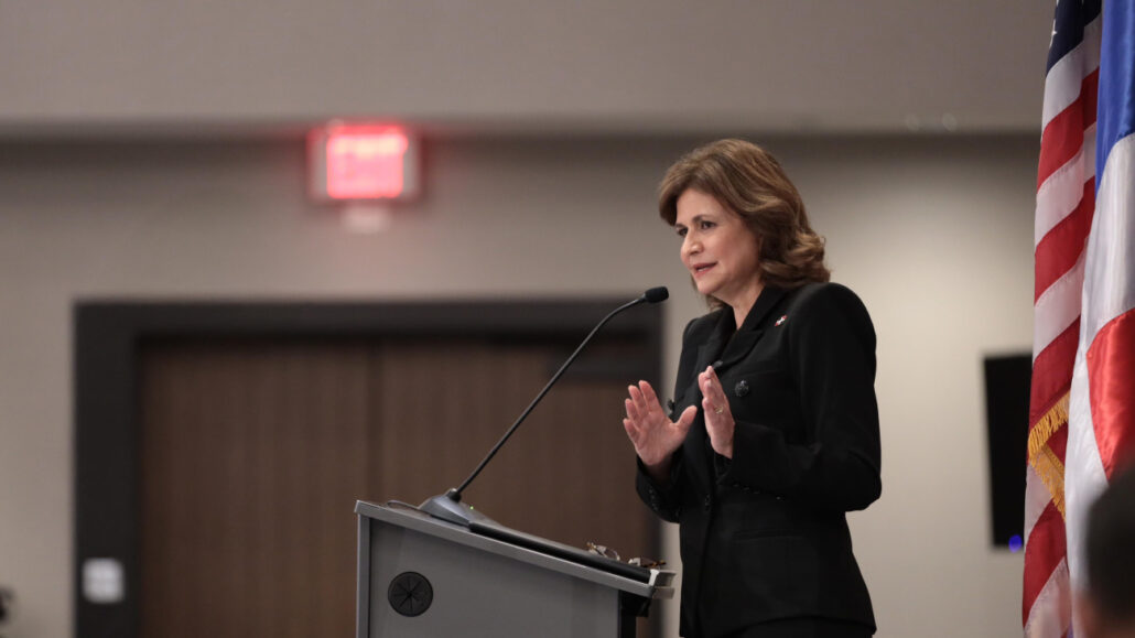 Vicepresidenta Peña en Simposio del COA: “RD ha recorrido un camino extraordinario de transformación"
