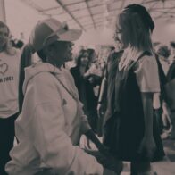 Karol G lidera reapertura de colegio que su fundación restauró en Medellín