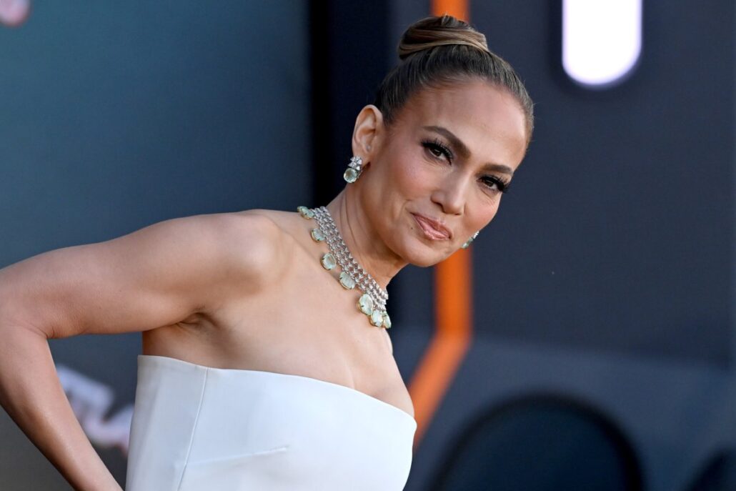 Jennifer López dice estar "emocionada" con su soltería