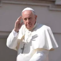 El papa ha desayunado, está sentado en un sillón y se espera hoy el resultado del TAC