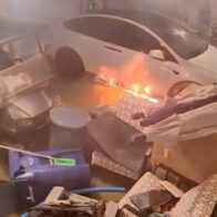 Un vehículo Tesla se incendió dentro de un garaje inundado durante el paso del huracán Helene