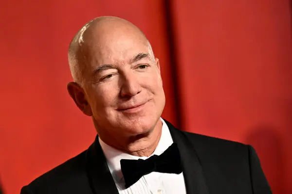 Jeff Bezos felicita a Trump por su "extraordinario regreso político" y le desea gran éxito