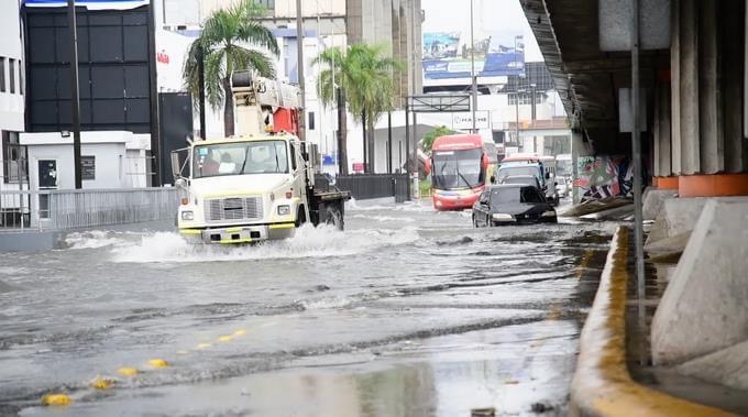 Cuatro provincias aumentan a alerta roja tras intensificación de vaguada