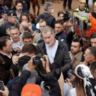 Imagen externa. Vecinos de Paiporta lanzan barro a las autoridades en visita oficial