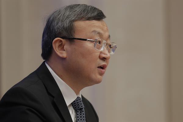China, "dispuesta a hablar" con EEUU para impulsar el comercio y limar diferencias
