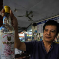Laos prohíbe la venta de marca de alcohol local tras la muerte de 6 turistas intoxicados
