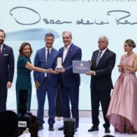 Imagen externa. MIREX entrega Premio al Emigrante Dominicano Sr. Oscar de la Renta a Ydanis Rodríguez