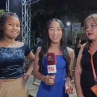 Madre e hija disfrutan del concierto de Luis Fonsi en el Pabellón de Voleibol
