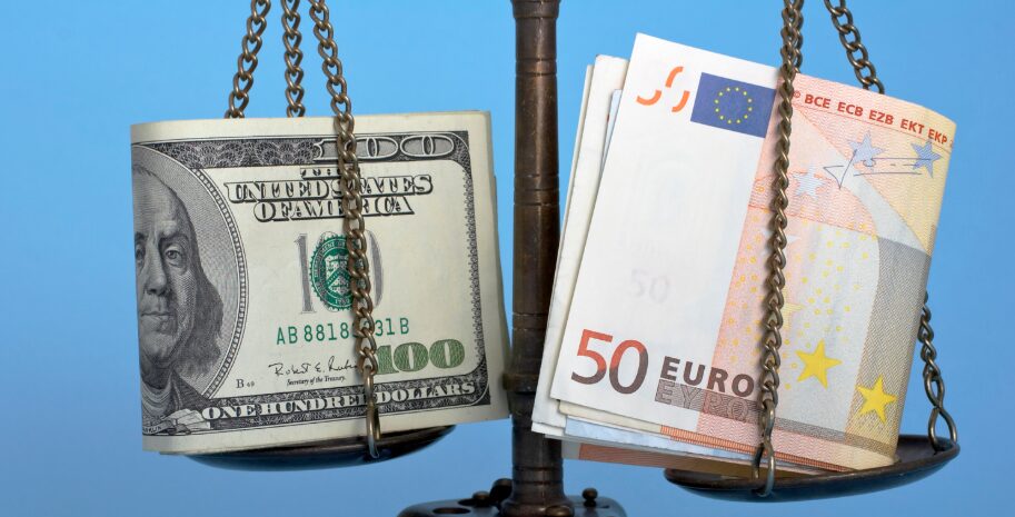 El euro cae a 1,0479 dólares a la espera de las actas de la Reserva Federal