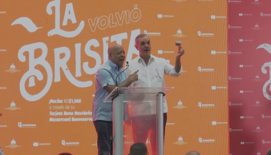 Luis Abinader: "En navidad hay que relajarse y olvidarse hasta de los colores de los partidos políticos"