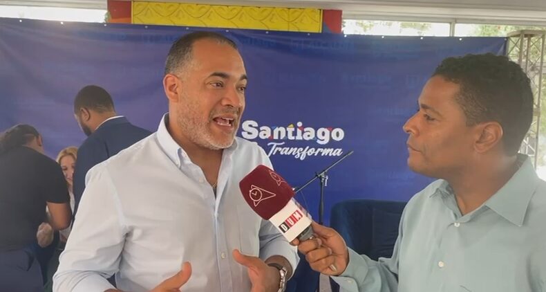 Martínez Brito resalta encanto de Santiago durante transmisión de Esto No es Radio