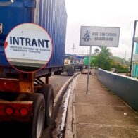 INTRANT ordena retiro de furgones parqueados en avenidas Las Américas y Luperón por representar peligro y obstrucción