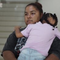 Madre solicita ayuda de especialista para atender problemas de movilidad de su hija