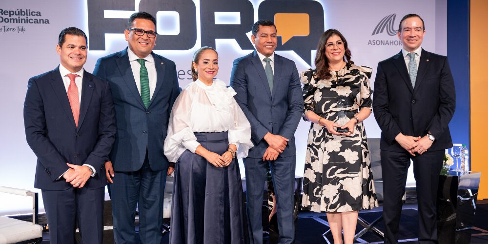 BHD recibe reconocimiento de ASONAHORES por transacción del año