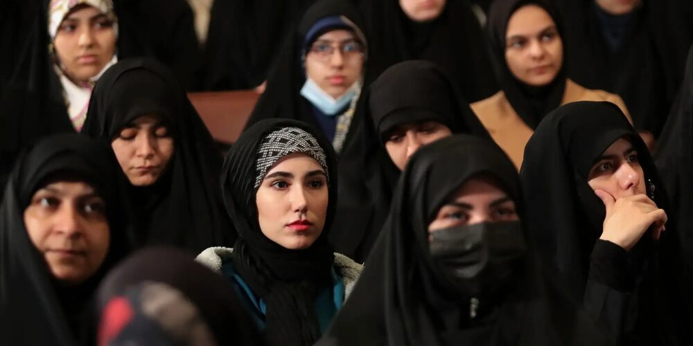 Irán castigará con tratamiento psicológico a mujeres que no usen el velo
