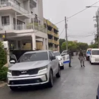Policía y Ministerio Público investigan ataque a tiros contra pareja que viajaba en yipeta