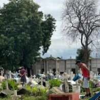 El Día de los Muertos transcurre entre nostalgia y silencio en los cementerios de Santiago
