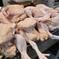 Comerciantes y consumidores denuncian monopolio en el mercado del pollo pese a supuesta “sobreproducción”