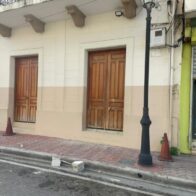 Hombre resulta herido al caerle encima pedazo de pared del edificio del arzobispado de Santiago