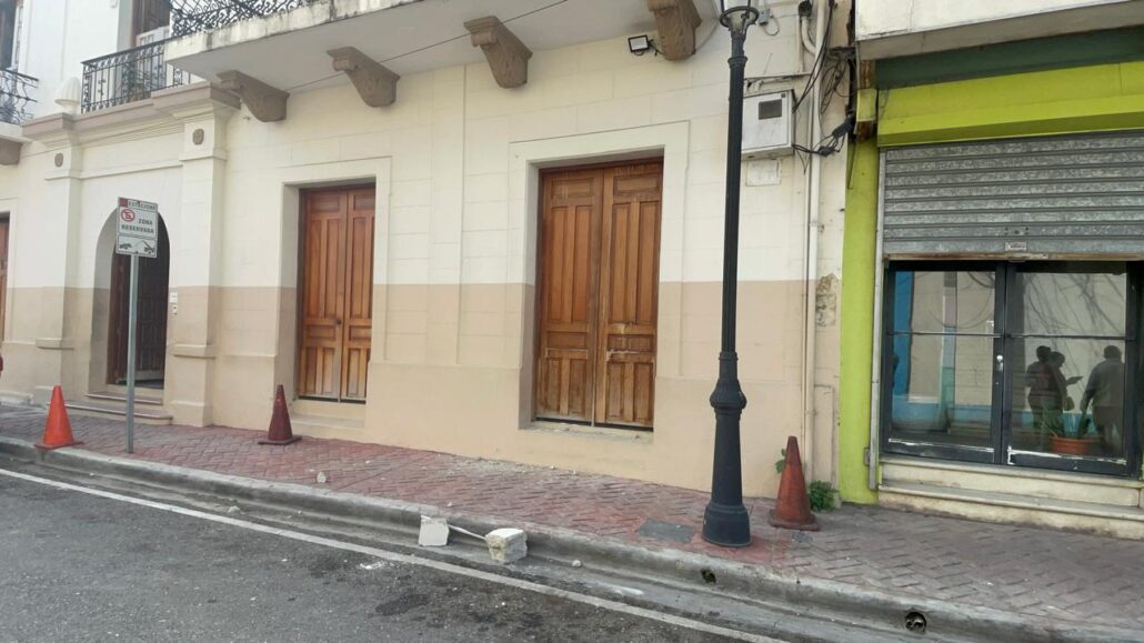 Hombre resulta herido al caerle encima pedazo de pared del edificio del arzobispado de Santiago